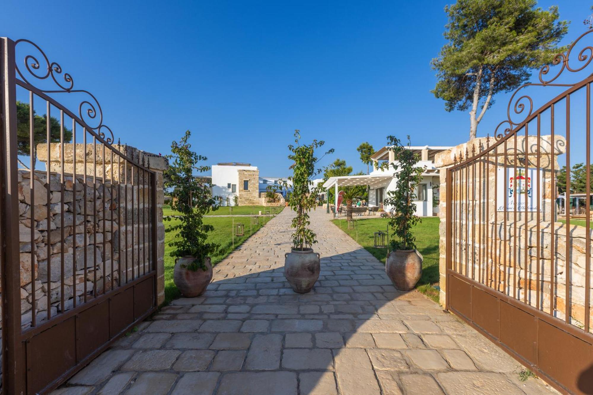 Hotel Masseria Baroni Di Montesardo Lido Marini Esterno foto